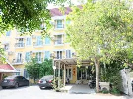 OYO 75429 '101 place navanakorm'