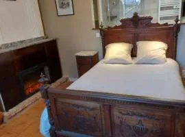 Superbe maison de 1785, table d'hôte, bain à remous, massages - Chambre La Fontaine