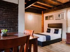 Capital O Hotel Villa Azura
