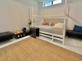 A bright Art Studio House with parking near Oaka for a short stay