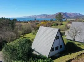 1 Bedroom Cabin with Mountain & Loch Views - Quiet Location between Glencoe & Ben Nevis
