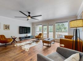 Lakeside Getaway with Patio on Lady Bird Lake, hotel v destinaci Austin