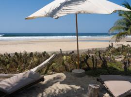Cabanas Adobe Frente Al Mar, hotel in Puerto Escondido