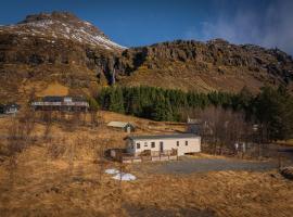 Home under a waterfall 7 mins from Glacier Lagoon, hotel v destinaci Gerdi