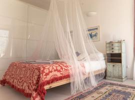Sabbia Alpina blue holiday home in Valtellina, hotel v destinaci Traona