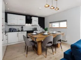 Flatzy - Prime City Apartment with Free Parking & Ping Pong Table