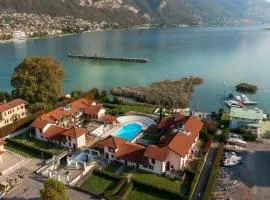 QUARZO BLU - access to lake and pool
