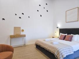 CASINHA DE LAGOA - Cozy House, AC & Wi-Fi, hotel i Lagoa