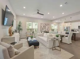 Howdy House 4 King Suites Community Pool in Heart of BCS