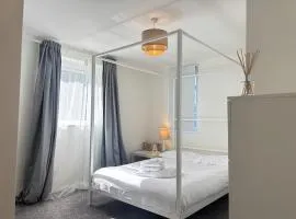 Modern 1BR Flat - Free Parking - Near LGW Airport - VAT Registered