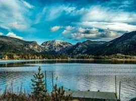 Elk Run cabin steps to lake, In town, 5 min to RMNP