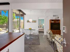 Ocotillo Lodge Retropad-1BR Bungalow South PS, bungalow in Palm Springs