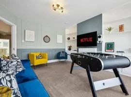 LONG TERM STAY SPECIAL OFFER AVAILABLE! 5-Bedroom Spacious, Stunning Design, Sociable Areas & Cosy House Near South Downs Park, Sleeps 11 with GAMES Room, PRIVATE PARKING and GARDEN - by Blue Puffin Stays