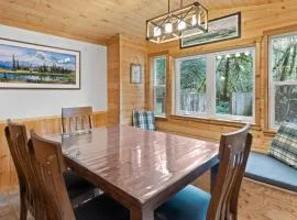 Cedar Cabin at Rainier Entrance-Hot Tub and Cinema