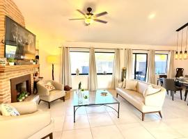 Large Modern Ajijic 1 King Bdrm Home -Walk To Everything -Gym -Pickleball Court, hotel din Ajijic