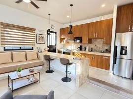 Ajijic 1 Bedroom Guesthouse -Walk To Everything -Patio -Bikes - Pickleball Court, Hotel in Ajijic