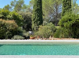 Aux romarins – hotel w mieście Les Arcs-sur-Argens