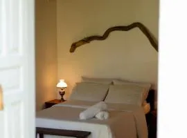 Casa de barro em fazenda regenerativa na Bahia