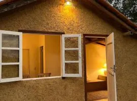 Casa de barro em fazenda regenerativa na Bahia