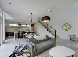 Stunning Modern Home w Pool and Hot Tub in DT