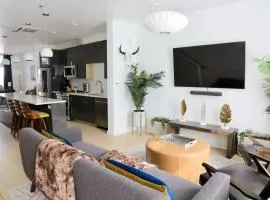 Modern Condo w Patio City Views Heart of DT Austin