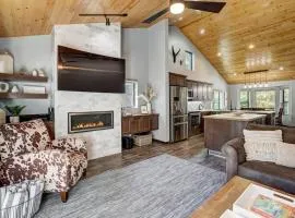 Luxury Modern Townhome-Private Hot Tub-In Town