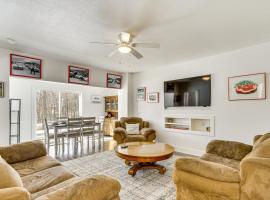 2 Mi to Road America Pet-Friendly Duplex!, hotel di Elkhart Lake