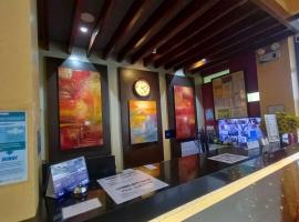 OYO 1037 Lendes Tourist Inn Main, Hotel in Naga