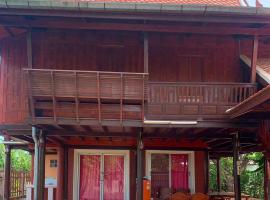 Suree Garden Resort & Karaoke, place to stay in Nakhon Pathom