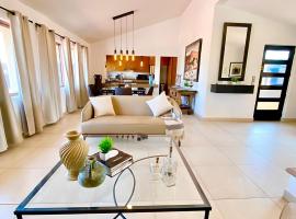 Modern 3-Bedroom Retreat in Ajijic - Walk To Everything-Private Gym-Pickleball, hotel di Ajijic