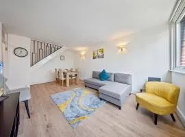 Cosy 2 Bed Chigwell Flat with Free Parking