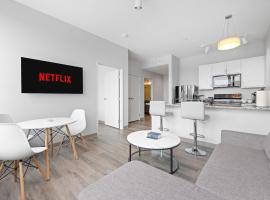 Luxe Condo in Downtown Cleveland l 2 TV's l Parking，克利夫蘭的分租公寓