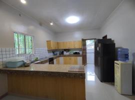 Hideaway Camiguin Homestay, vila v Mambajau