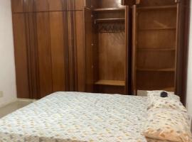 Suíte privativa com cama Queen em casa ampla e confortável em casa compartilhada, hotel in Palhoça