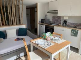 Le Dolmen, charme sport et détente, hotelli kohteessa Saint-Chels