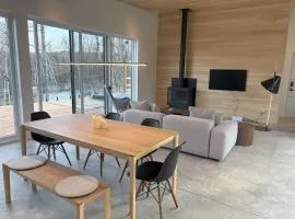 Le Ürban- Chalet avec Terrasse Spa BBQ -10 min de Tremblant- nouveau