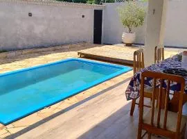Casa 3 quartos climatizados, wi-fi, garagem e área de lazer com piscina