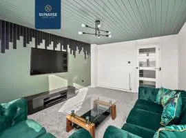 Baffin Townhouse - 3 bedrooms with 4 beds, Newly Refurbished, Fully Equipped, Free Parking, Amazing Views - Long Stays Available, INVOICE and REDUCED PRICE only via SUNRISE SHORT LETS Dundee
