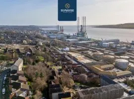 Baffin Townhouse - INVOICE and REDUCED PRICE only via SUNRISE SHORT LETS DUNDEE, 3 bedrooms with 4 beds, Newly Refurbished, Fully Equipped, Free Parking, Amazing Views - ONLY 5 Mins to STANNERGATE Ports