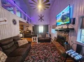 THE LEGEND OF ASKA- Blue Ridge Cabin, River & Mtn views, Hot Tub, Game room