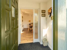 Bumble Bee Bungalow Serviced Accommodation, bungalow in Witney