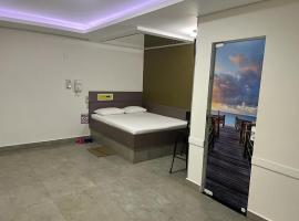 Motel Drive in T - Prolongamento da Avenida Getúlio Vargas fácil acesso ao Shopping Pátio Chapecó, hotel em Chapecó