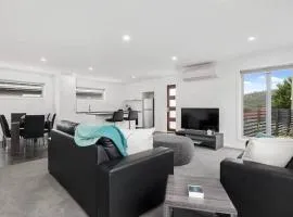 The Villa at 165 Contemporary apartment