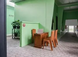 OYO 93695 Guest House Riharti Syariah