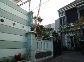 OYO Life 93045 Kost Putra Bu Ketut, hotel v destinaci Lumajang