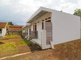 OYO 90809 Homestay Black Pink Merah Jambu Syariah