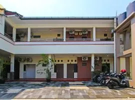 Super OYO 92437 Wahidin Guesthouse