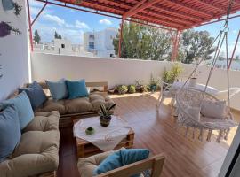 Étage privé tout confort deux chambres salle de bain et espace cuisine dappoint, hotel in Ariana