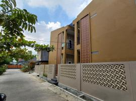SPOT ON 93428 Pinus Jaya SyariahNearTaman Amaryllis Pekanbaru, ξενοδοχείο σε Palas 2