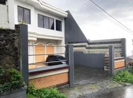OYO Life 90989 Lee Dug Tretes Residence